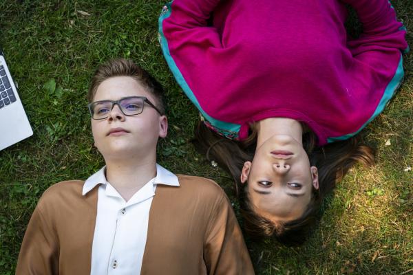 Bild 1 von 5: Marlon (Matti Schneider, li., mit Merle Sophie Eismann) ist verliebt, doch weiß nicht, ob es seinem Crush genauso geht.