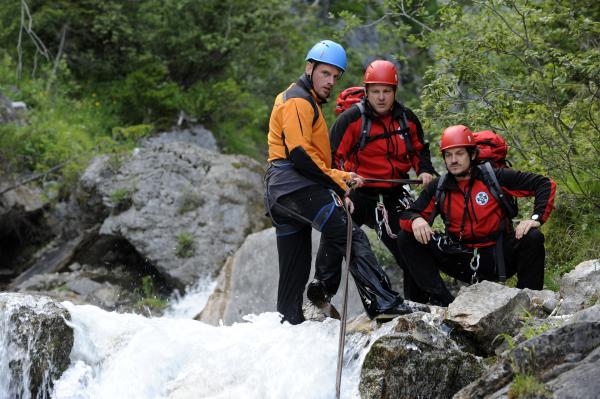 Bild 1 von 14: Andreas Marthaler (Martin Gruber, l.), Toni Stössl (Martin Klempnow, M.) und Tobias Herbrechter (Markus Brandl, r.) seilen sich an der Rotbach, einem reißenden Wildbach ab, um weiter nach dem offensichtlich verunglückten Hannes zu suchen. Hat ihn der Fluss mitgerissen?