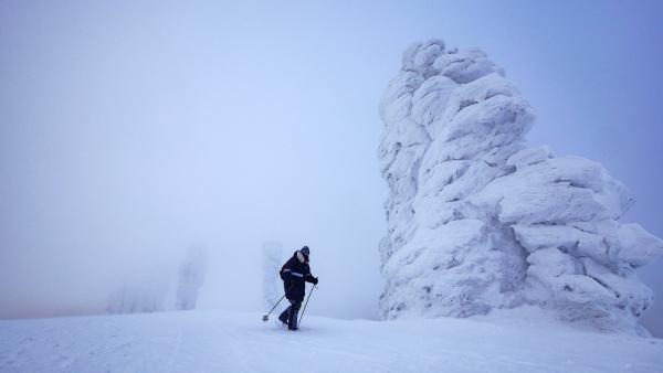 Bild 1 von 11: Im Winter pfeift ein eisiger Wind um die Felsen von Manpupunjor im Ural. Colin Devey findet Schutz im Windschatten der gigantischen Säulen.