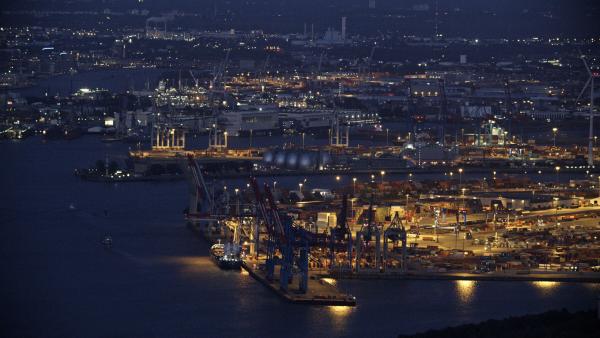 Bild 1 von 8: Das Tor zur Welt: Der Hamburger Hafen ist eine der größten Sehenswürdigkeiten der Hansestadt und bei Nacht besonders faszinierend.