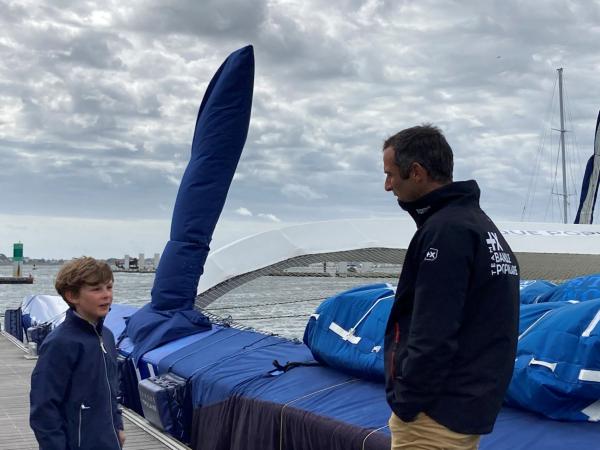 Bild 1 von 2: Valentin trifft sein Idol, Armel Le Cleac'h, den Gewinner des Vendée Globe 2016. Für Valentin ist er der beste Einhand-Segler der Welt und ein Traum geht für ihn in Erfüllung.