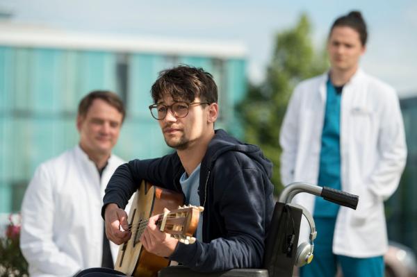 Bild 1 von 7: (v.l.n.r.) Marc Lindner (Christian Beermann); Malte Wenzel (Doga Gürer); Tom Zondek (Tilman Pörzgen)