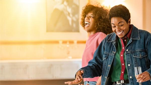 Bild 1 von 9: Im Bild: Naomi Ackie (Whitney Houston), Nafessa Williams (Robyn Crawford).