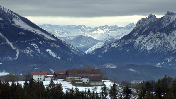 Bild 1 von 3: Im Bild: Der Blick vom Högl geht weit in die Berchtesgadener und Salzburger Alpen hinein.