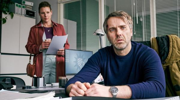 Bild 1 von 22: Im Bild: Jochen Mohn (Stefan Rudolf) sitzt gedankenverloren an seinem Schreibtisch. Hinten: Kriminalhauptkommissarin Hermine Grill (Xenia Tilling).