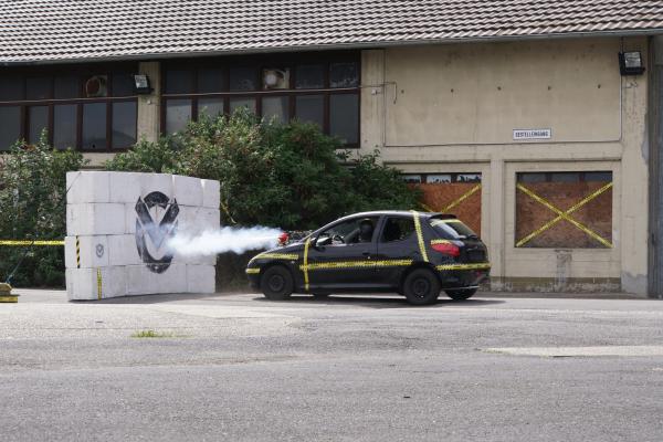 Bild 1 von 13: Achtung Bremsversagen! Lässt sich ein Aufprall auf eine Mauer mit zwei sprühenden Feuerlöschern verhindern?