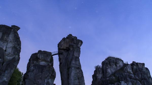 Bild 1 von 2: Blaue Stunde an den Externsteinen. Gerade ist die Sonne an der berühmten Steinformation bei Horn-Bad Meinburg untergegangen.