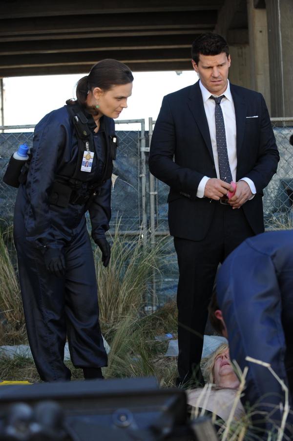 Bild 1 von 6: Temperance Brennan (Emily Deschanel, l.); Seeley Booth (David Boreanaz, r.)