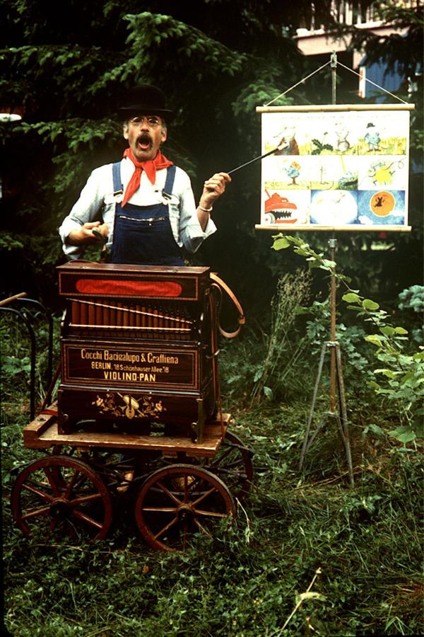 Bild 1 von 3: Peter (Peter Lustig) trägt die Ballade von der Maus vor.