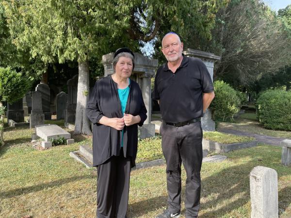 Bild 1 von 5: Ellen Presser (Leitung des Kulturzentrums der Israelitischen Kultusgemeinde München und Oberbayern) und Andreas Bönte (Moderation) beim Alten Israelitischen Friedhof München.