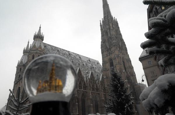 Bild 1 von 1: Die Ende des 19. Jahrhunderts in Wien erfundene Schneekugel verzaubert noch heute Kinder und Erwachsene.