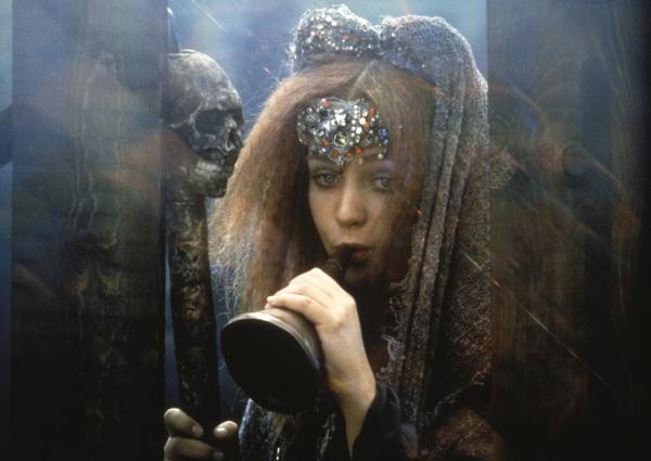 Bild 1 von 3: Frau Hippe, der Tod (Valerie Kaplanová), bläst ihr Horn, um neues Unheil hervorzurufen.