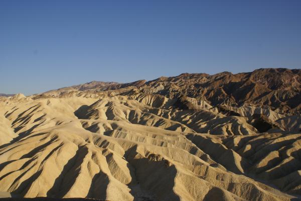 Bild 1 von 1: Als Teil einer Reihe von Bergketten, die sich aufgrund von Plattenverschiebungen stets in Bewegung befinden, wird das Death Valley immer weiter auseinandergezogen.