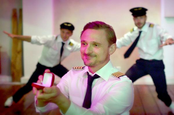 Bild 1 von 5: In ihrer Fantasie sind Frida und der Pilot Felix (Florian Lukas) immer noch glücklich zusammen.