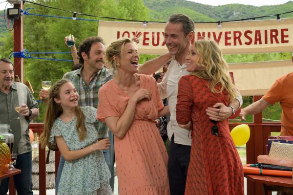 Bild 1 von 12: (v.l.n.r.) Gérald Chabasse (Jean-Hugues Anglade); Lily (Ambre Quinchon); Jeff (Clément Bresson); Laetitia (Sophie Cattani); Stéphane Morand (Julien Boisselier); Sandrine Thureau (Anne Marivin)