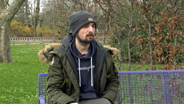 Bild 1 von 3: Weil er sich ausgebrannt fühlte, hat Jerrick seine Vollzeitstelle im Burgerladen an den Nagel gehängt. Ganz aufhören kommt für ihn aber nicht infrage, deshalb macht er dort erst einmal weiter auf Minijob-Basis.