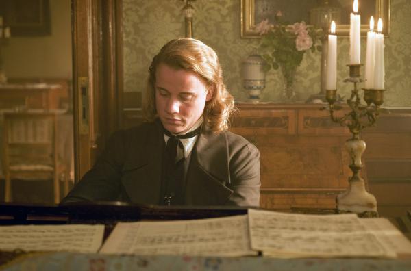 Bild 1 von 5: Der junge Brahms (Basil Eidenbenz) am Klavier. Da er auch ein virtuoser Pianist war, spielte er einige Uraufführungen seiner Kompositionen selbst.