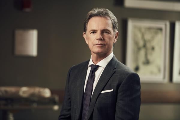 Bild 1 von 18: (1. Staffel) - Dr. Bell (Bruce Greenwood) ist angesehener Chefarzt im Chastain Park Memorial Hospital. Doch er hat ein großes Geheimnis ...