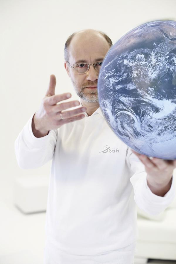 Bild 1 von 2: Sci Fi setzt die Zusammenarbeit mit Astrophysiker Professor Harald Lesch fort. Das neue, interaktive Format \