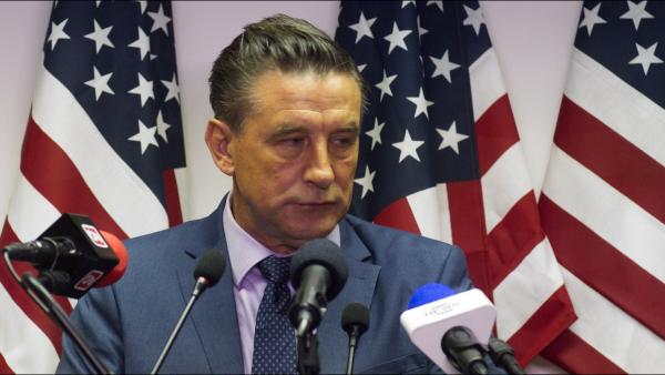 Bild 1 von 5: Senator Carlson (William Baldwin)