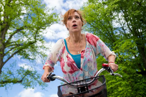 Bild 1 von 9: Die quirlige, alleinerziehende Mutter Eva Sellgren (Carin C. Tietze) ist gern mit dem Rad unterwegs. Hier allerdings hebt sie gewissermaßen ab, nachdem sie Kristian Nordens Auto ausweichen muss.