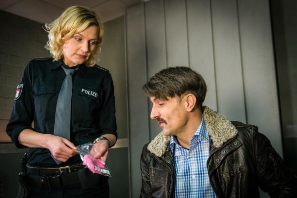 Bild 1 von 10: Morten Bender (Karsten Mielke) gibt zu, Melanie (Sanna Englund) die Plüsch-Handschellen geschenkt zu haben und wundert sich, warum sie so tut, als ob sie ihn nicht kennen würde.