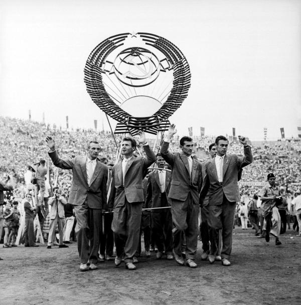 Bild 1 von 14: Im Bild: Weltjugendfestspiele 1959. Eröffnung der siebenten Weltjugendfestspiele im Wiener Stadion mit dem Einmarsch der Länder Delegationen.