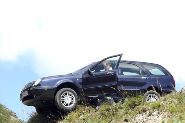 Bild 1 von 1: Im Bild: Der Fahrer hat die Kontrolle über seinen Wagen verloren.
