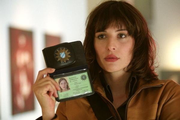 Bild 1 von 19: Nina (Elena Uhlig) hat privat ständig Ärger mit ihren Männern ...