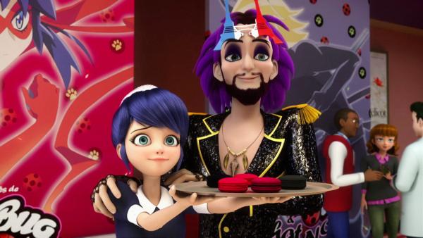 Bild 1 von 5: Marinettes Eltern kümmern sich bei der Premiere des Films über Ladybug und Cat Noir um das Catering. Alles, was Rang und Namen in Paris hat, ist eingeladen, inklusive Adrien! Marinette hofft, Adrien dort ein Macaron überreichen zu können. Doch während der Premiere schenkt niemand dem Regisseur des Films Beachtung. Auf diese Weise gedemütigt und entsprechend aufgebracht, wird er von Hawk Moth zu Animaestro akumatisiert. Mithilfe einer Maske kann er sich in einfach alles verwandeln und ist fest entschlossen, der Welt zu zeigen, wozu er als Regisseur fähig ist.