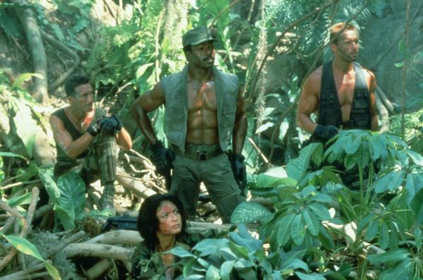 Bild 1 von 8: (v.l.n.r.) Poncho (Richard Chaves); Anna (Elpidia Carrillo); Dillon (Carl Weathers); Dutch Schaefer (Arnold Schwarzenegger)