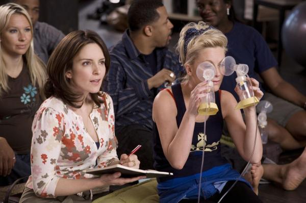 Bild 1 von 20: Kate (Tina Fey, l.) ist unfruchtbar. Deshalb engagiert sie Angie (Amy Poehler, r.) als Leihmutter. Doch die hat nichts als Blödsinn im Kopf, was der Ordnung liebenden Kate nicht gefällt ...