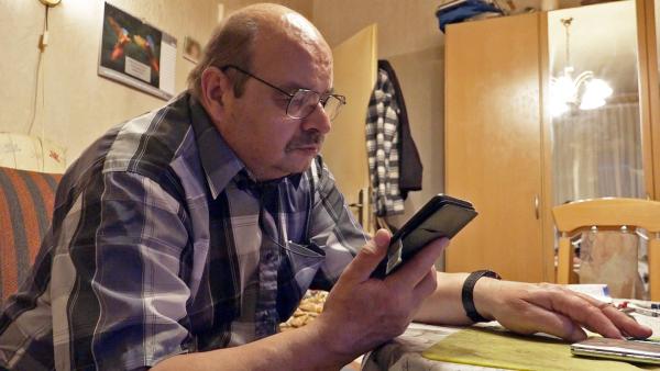 Bild 1 von 3: Roland (61) hat eine Mieterhöhung für seine 26 Quadratmeter kleine Plattenbauwohnung erhalten. Ungefähr 80 Euro soll der gelernte Baufacharbeiter nun monatlich mehr bezahlen.