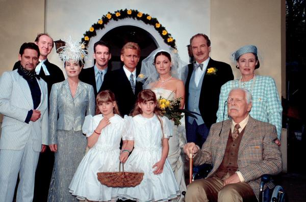 Bild 1 von 15: Im Bild: Max Tidof (Paul), Harald Effenberg (Priester), Gudrun Landgrebe (Marie-Luise Buchheim), Heio von Stetten (Dr. Victor Stolze), Rainhard Fendrich (Christian Zeiler), Marion Mitterhammer (Katharina Buchheim), Friedrich von Thun (Karl Buchheim), Gertrud Roll (Fr. Buchheim), Friedrich Schoenfelder (Onkel Alfred).