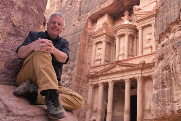 Bild 1 von 7: Colin Devey besucht die jordanische Felsenstadt Petra.