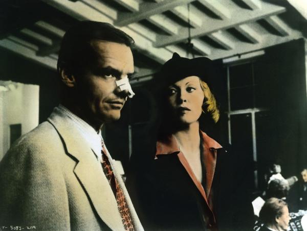 Bild 1 von 1: Privatdetektiv J.J. Gittes (Jack Nicholson) muss den Mord an dem Ehemann der schönen und rätselhaften Mrs. Mulwray (Faye Dunaway) aufklären.