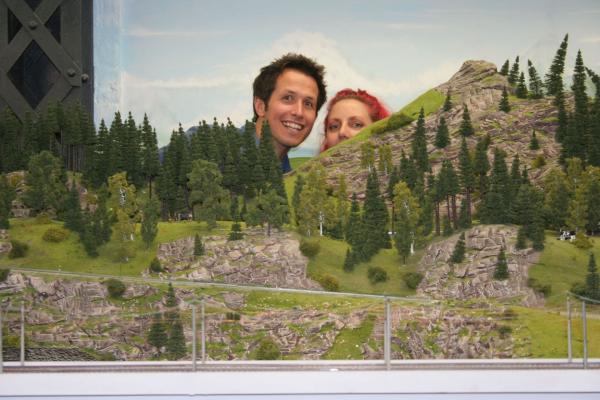 Bild 1 von 6: Willi besucht in der Hamburger Speicherstadt die größte Modelleisenbahnanlage der Welt. 12.000 Meter Schienen, 830 Züge, unzählige Details... da gibt es viel zu staunen! Willi mit der Lokbauerin Gitta Ahrndt im Miniatur-Wunderland Hamburg.