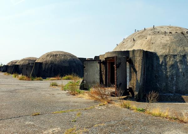 Bild 1 von 3: An Albaniens Küste stehen Tausende Bunker des Kalten Krieges.
