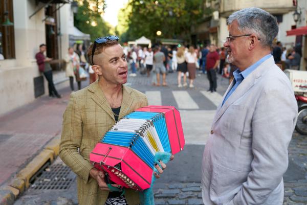 Bild 1 von 13: Das Bandoneon steht als Instrument im Mittelpunkt des Tango Argentino, der von der Unesco auf die Liste des immateriellen Weltkulturerbes gesetzt wurde. Moderator Christopher Clark unterhält sich mit einem Bandoneonspieler in Buenos Aires.