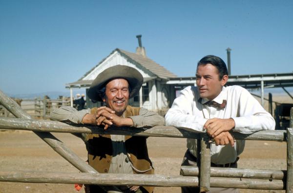 Bild 1 von 8: McKay (Gregory Peck, re.) geht heimlich zu Maragons (Alfonso Bedoya, li.) verlassener Ranch, die als \