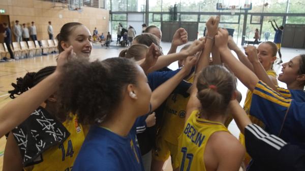 Bild 1 von 3: Die Freude der Alba Mädchen nach dem Sieg ist riesig.