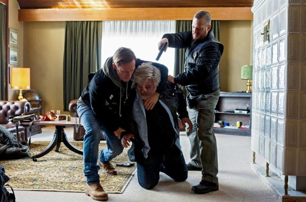 Bild 1 von 23: im ERSTEN.  Die Biker Chris (Merlin Leonhardt, li.) und Groll (Aurel Manthei, re.) überwältigen Dorfsheriff Koops (Aljoscha Stadelmann).