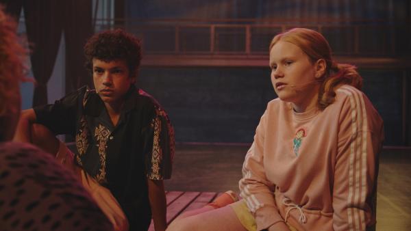 Bild 1 von 1: Lumi (Mai Aalto) und Ville (Benjamin Willamo) überlegen, wie sie eine Szene spielen können.