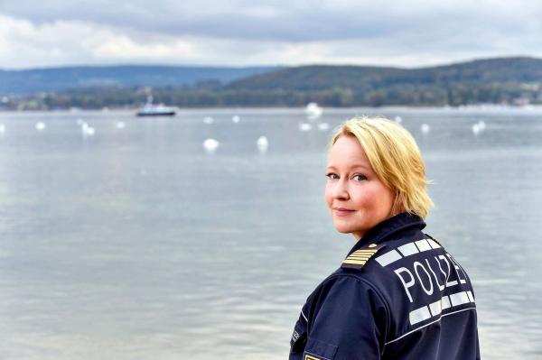 Bild 1 von 1: Im Bild: Nele Fehrenbach (Floriane Daniel) muss den Tod eines Jachtbesitzers aufklären.