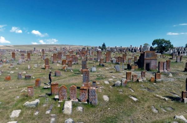 Bild 1 von 4: Der Friedhof von Noratus zeugt von der langen christlichen Tradition des Landes. Armenien war im Jahr 301 das erste Land, in dem das Christentum zur Staatsreligion wurde.