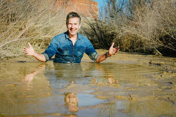 Bild 1 von 6: Der Treibsand hat Dirk Steffens fest im Griff.