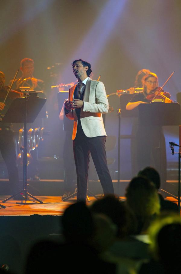 Bild 1 von 3: Auf der Bühne des Victoria-Theaters in Gliwice stellt Bruno de Sá mit Arien von Mozart, Caruso, Alessandri und Cherubini seine stimmliche Virtuosität unter Beweis.