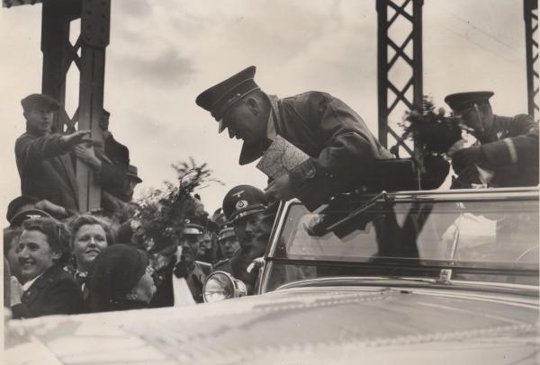 Bild 1 von 2: 1938: Hitler in Braunau am Inn.