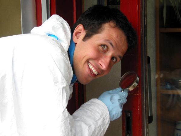 Bild 1 von 7: Willi ist mit der Lupe auf der Suche nach Spuren, nachdem in dem Reihenhaus eingebrochen wurde.