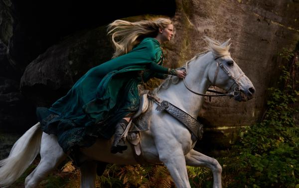 Bild 1 von 4: Galadriel (Morfydd Clark) reitet nach Lindon, um den Hohen König über Halbrands wahre Identität zu informieren.